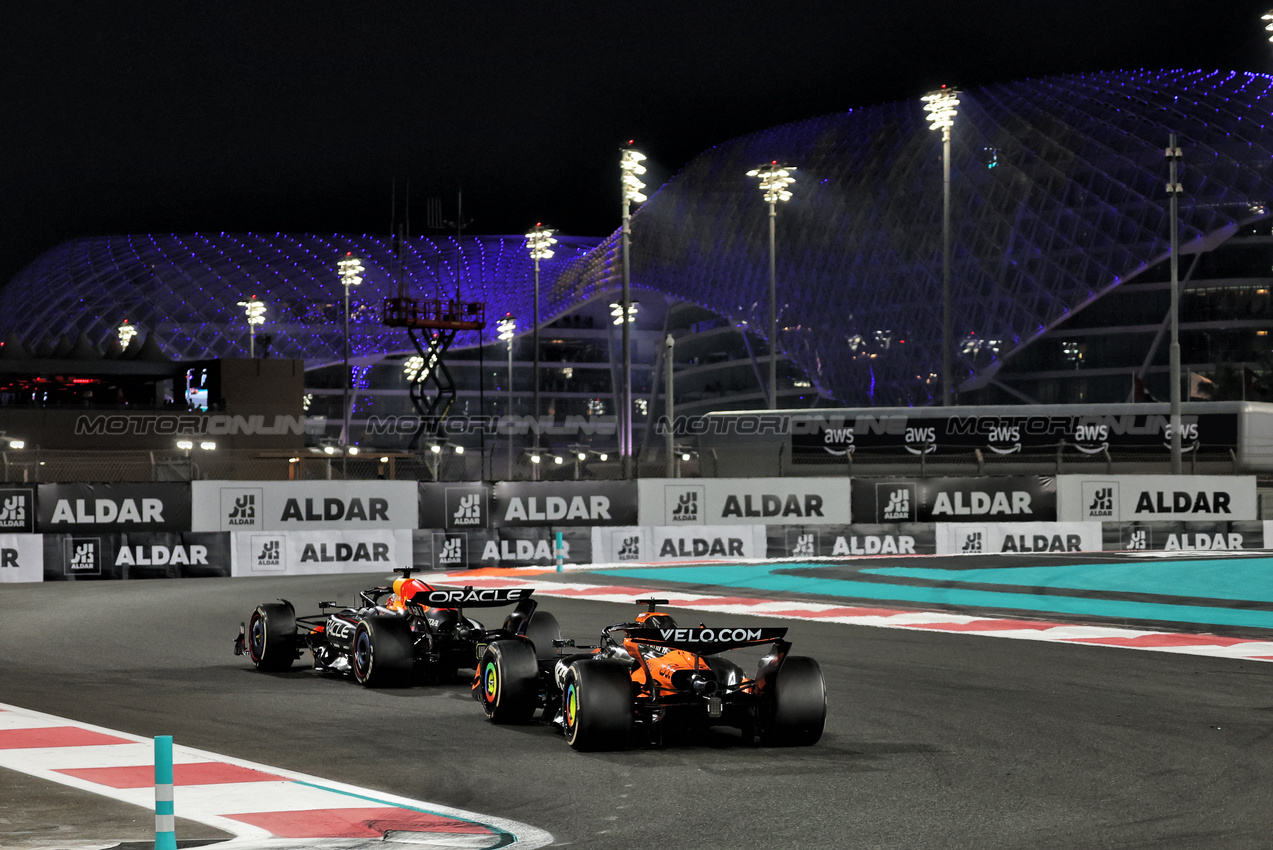 GP ABU DHABI, Max Verstappen (NLD) Red Bull Racing RB21 davanti a Oscar Piastri (AUS) McLaren MCL39.
07.12.2025. Formula 1 World Championship, Rd 24, Abu Dhabi Grand Prix, Yas Marina Circuit, Abu Dhabi, Gara Day.
- www.xpbimages.com, EMail: requests@xpbimages.com © Copyright: Bearne / XPB Images