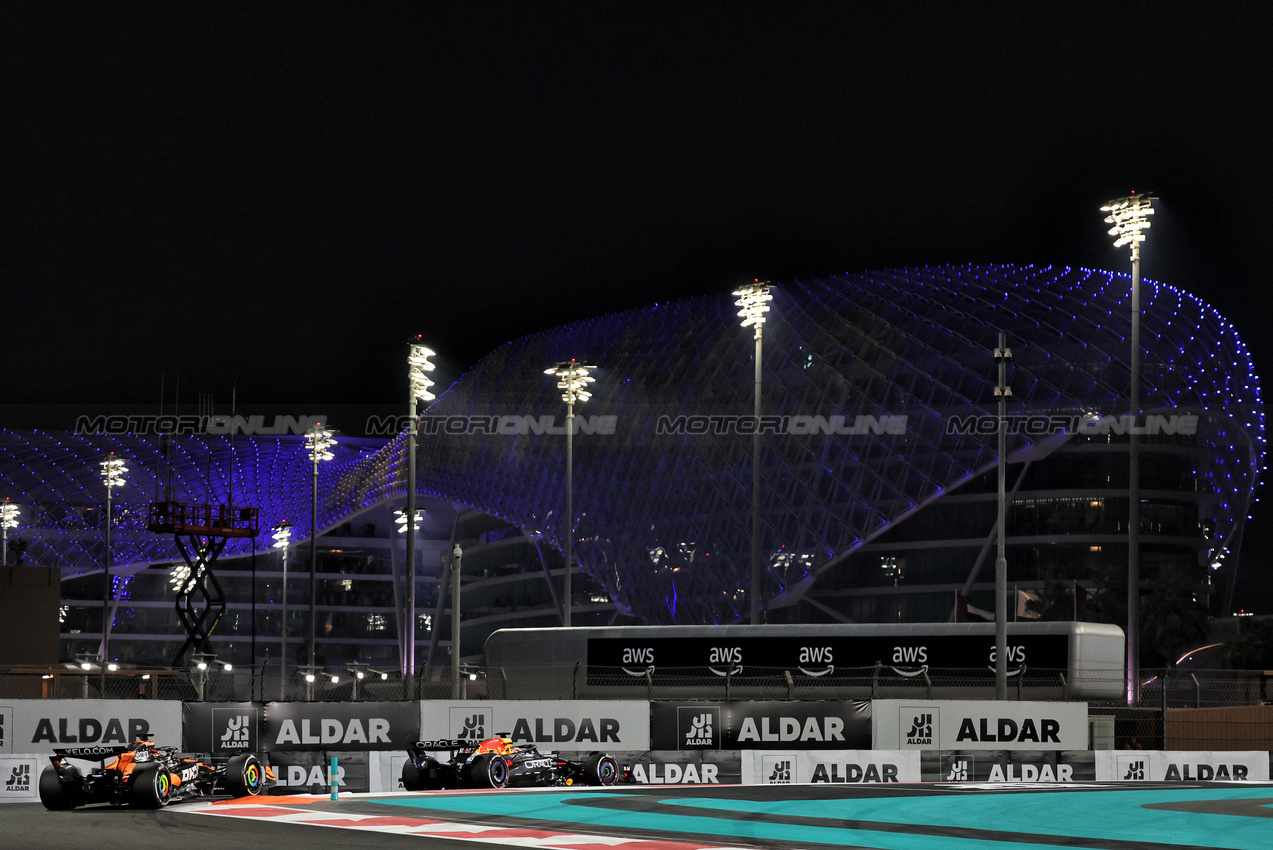 GP ABU DHABI, Max Verstappen (NLD) Red Bull Racing RB21 davanti a Oscar Piastri (AUS) McLaren MCL39.

07.12.2025. Formula 1 World Championship, Rd 24, Abu Dhabi Grand Prix, Yas Marina Circuit, Abu Dhabi, Gara Day.

- www.xpbimages.com, EMail: requests@xpbimages.com © Copyright: Bearne / XPB Images