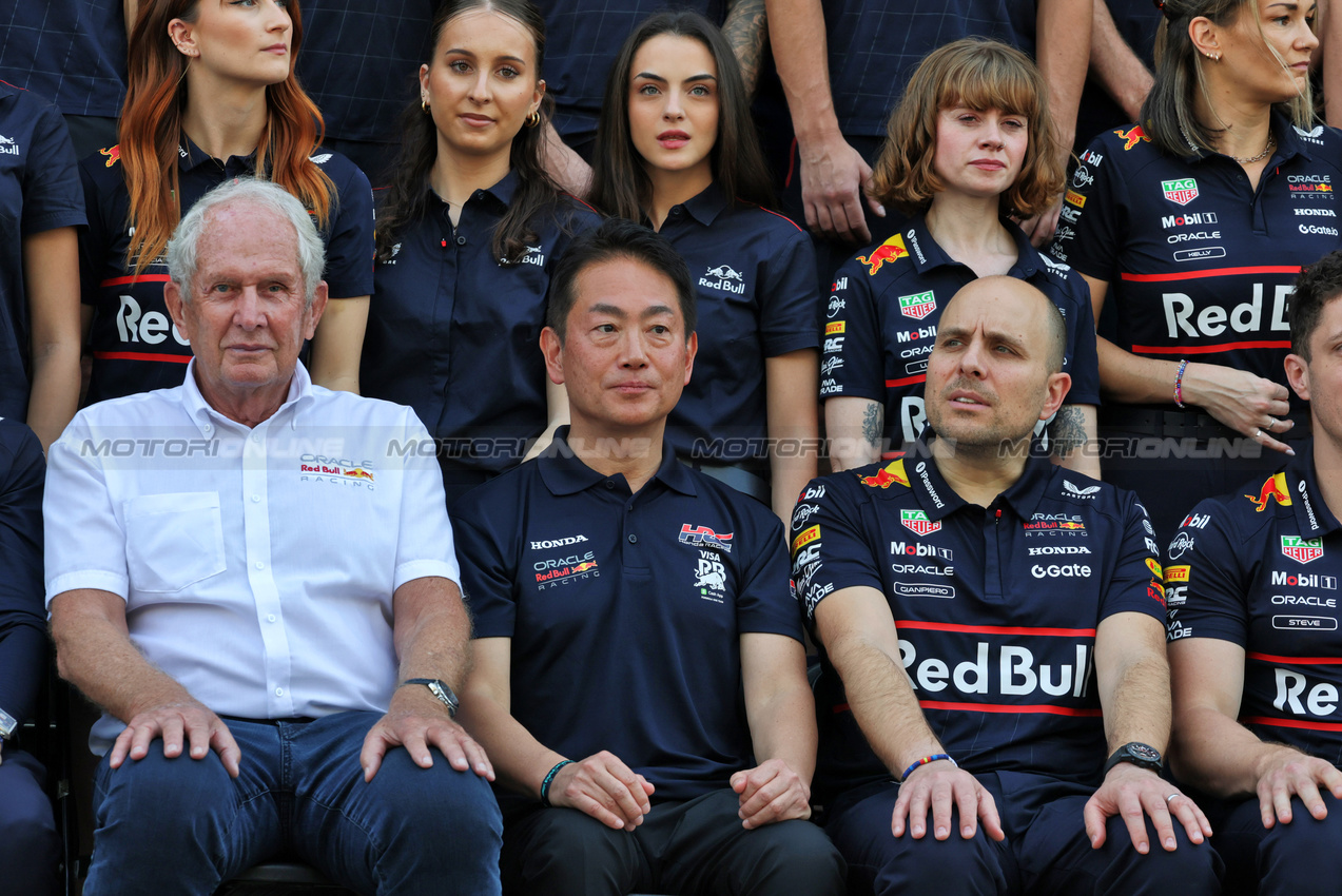 GP ABU DHABI, (L to R): Dr Helmut Marko (AUT) Red Bull Motorsport Consultant; Koji Watanabe (JPN) Honda Racing Corporation - HRC - President; e Gianpiero Lambiase (ITA) Red Bull Racing Head of Racing, at a team photograph.
07.12.2025. Formula 1 World Championship, Rd 24, Abu Dhabi Grand Prix, Yas Marina Circuit, Abu Dhabi, Gara Day.
- www.xpbimages.com, EMail: requests@xpbimages.com © Copyright: Moy / XPB Images
