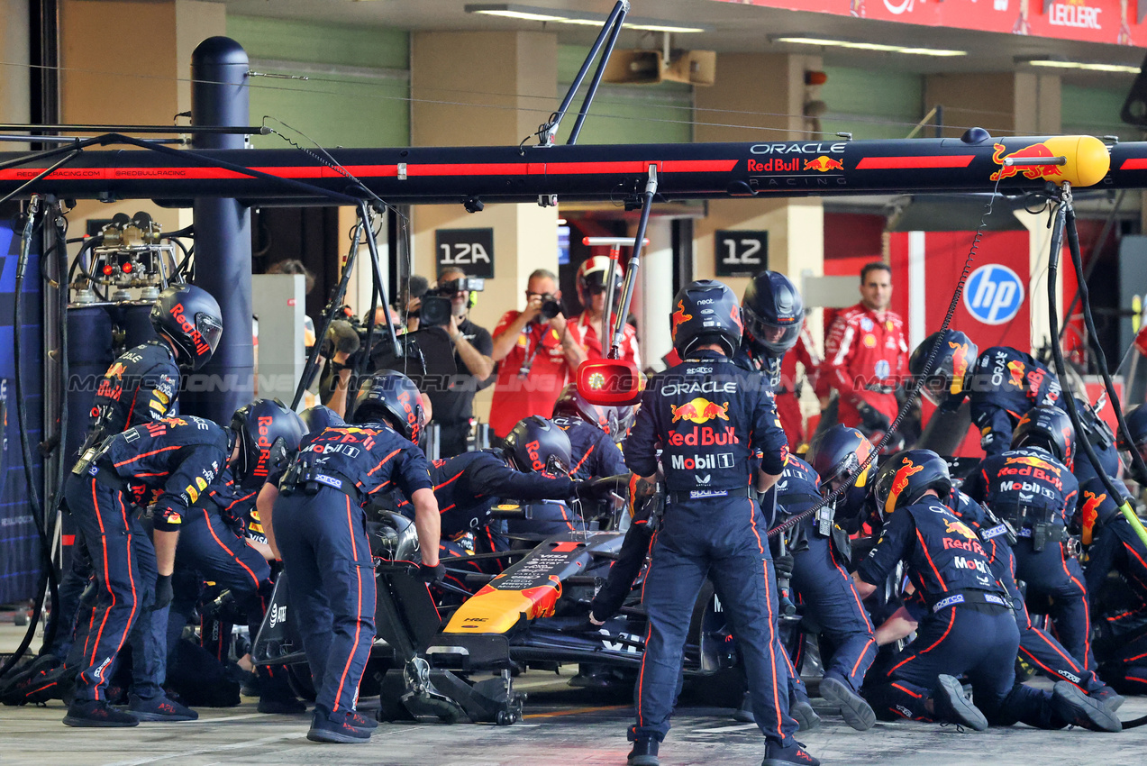 GP ABU DHABI, Max Verstappen (NLD) Red Bull Racing RB21 makes a pit stop.
07.12.2025. Formula 1 World Championship, Rd 24, Abu Dhabi Grand Prix, Yas Marina Circuit, Abu Dhabi, Gara Day.
- www.xpbimages.com, EMail: requests@xpbimages.com © Copyright: Batchelor / XPB Images