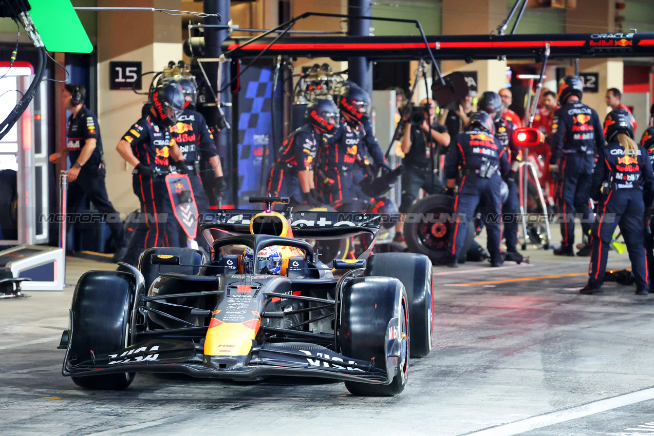 GP ABU DHABI, Max Verstappen (NLD) Red Bull Racing RB21 makes a pit stop.

07.12.2025. Formula 1 World Championship, Rd 24, Abu Dhabi Grand Prix, Yas Marina Circuit, Abu Dhabi, Gara Day.

- www.xpbimages.com, EMail: requests@xpbimages.com © Copyright: Batchelor / XPB Images