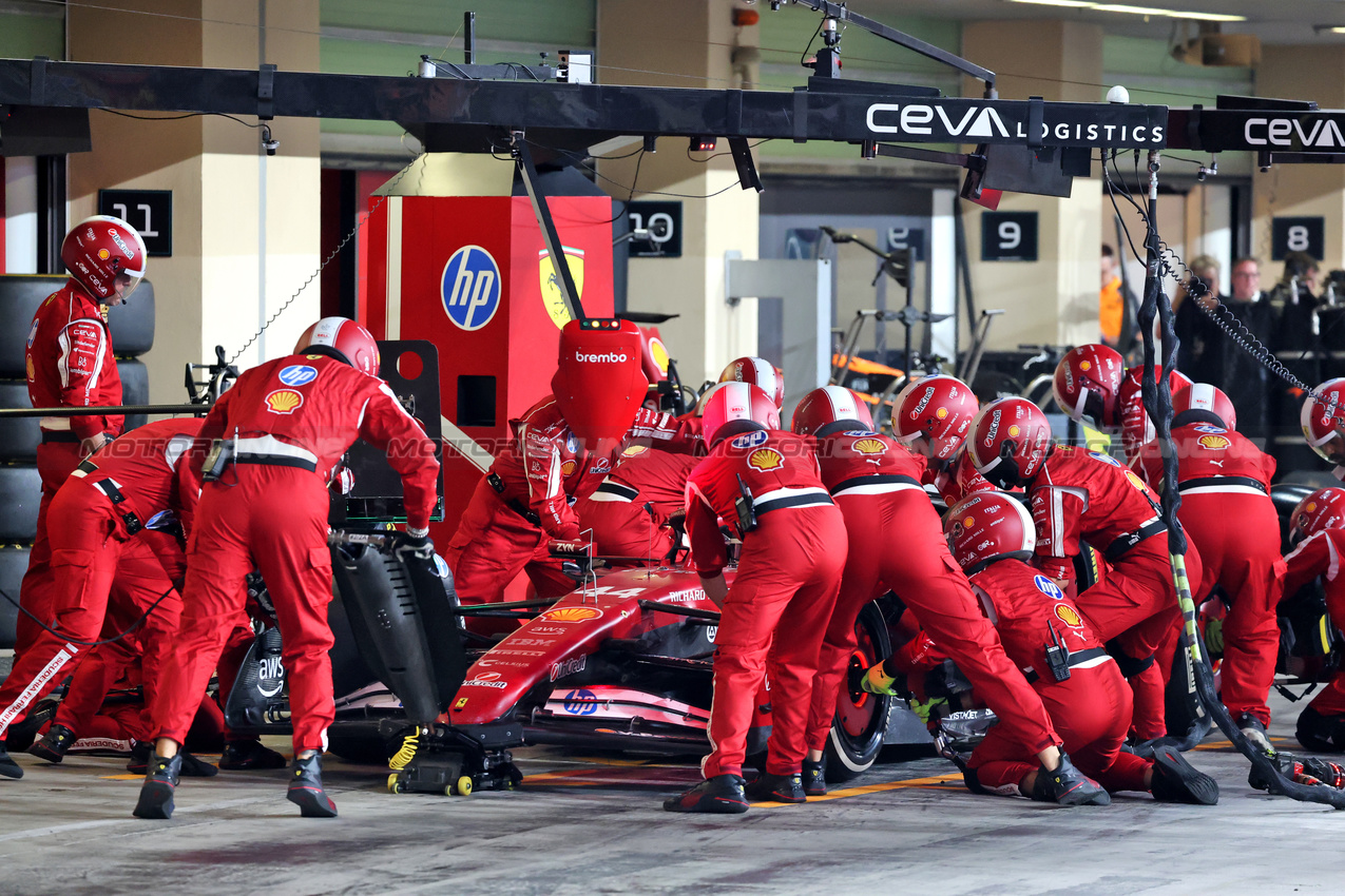 GP ABU DHABI, Lewis Hamilton (GBR) Ferrari SF-25 makes a pit stop.
07.12.2025. Formula 1 World Championship, Rd 24, Abu Dhabi Grand Prix, Yas Marina Circuit, Abu Dhabi, Gara Day.
- www.xpbimages.com, EMail: requests@xpbimages.com © Copyright: Batchelor / XPB Images