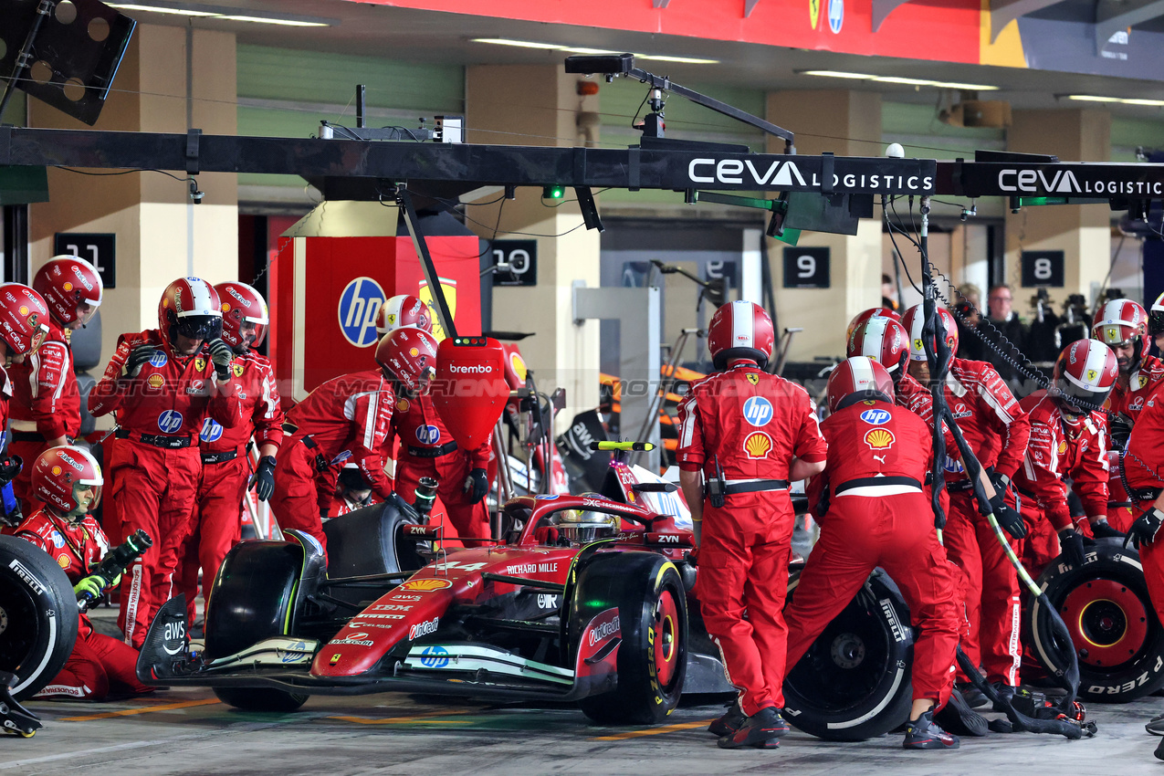 GP ABU DHABI, Lewis Hamilton (GBR) Ferrari SF-25 makes a pit stop.

07.12.2025. Formula 1 World Championship, Rd 24, Abu Dhabi Grand Prix, Yas Marina Circuit, Abu Dhabi, Gara Day.

- www.xpbimages.com, EMail: requests@xpbimages.com © Copyright: Batchelor / XPB Images