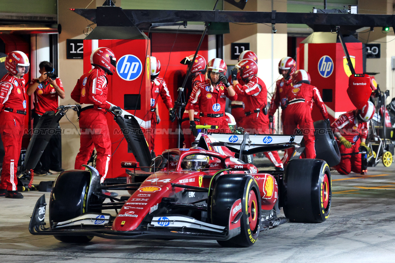 GP ABU DHABI, Lewis Hamilton (GBR) Ferrari SF-25 makes a pit stop.

07.12.2025. Formula 1 World Championship, Rd 24, Abu Dhabi Grand Prix, Yas Marina Circuit, Abu Dhabi, Gara Day.

- www.xpbimages.com, EMail: requests@xpbimages.com © Copyright: Batchelor / XPB Images