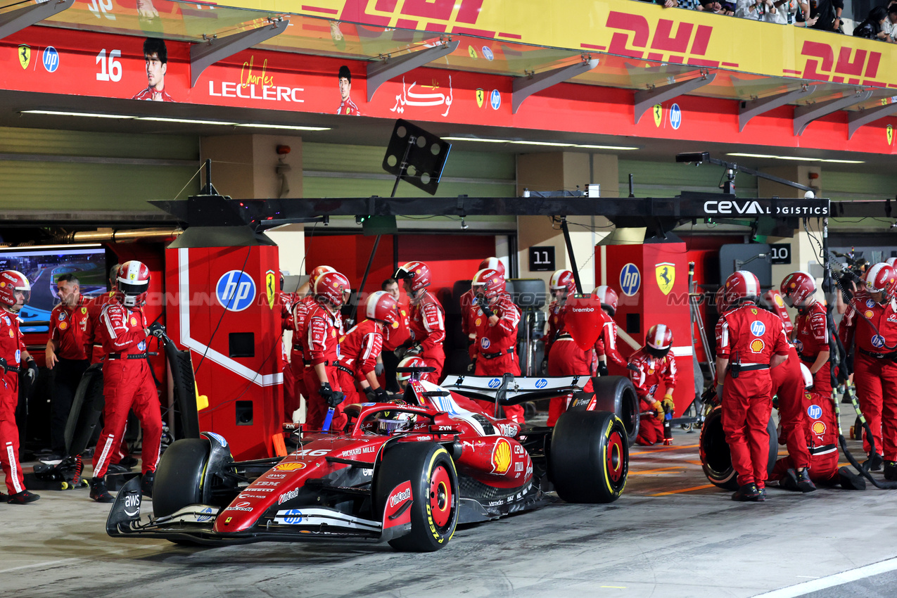 GP ABU DHABI, Charles Leclerc (MON) Ferrari SF-25 makes a pit stop.
07.12.2025. Formula 1 World Championship, Rd 24, Abu Dhabi Grand Prix, Yas Marina Circuit, Abu Dhabi, Gara Day.
- www.xpbimages.com, EMail: requests@xpbimages.com © Copyright: Batchelor / XPB Images