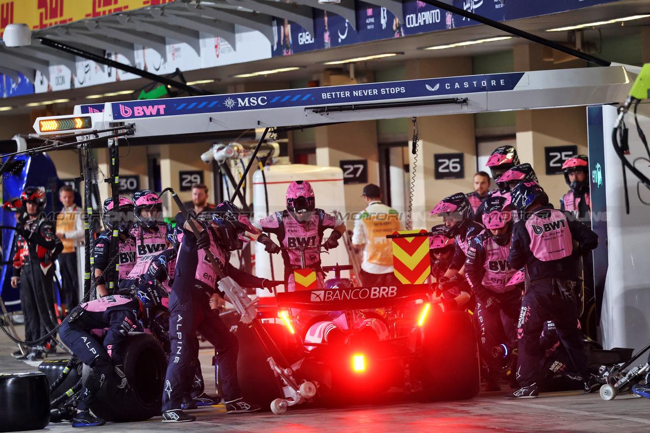 GP ABU DHABI, Pierre Gasly (FRA) Alpine F1 Team A525 makes a pit stop.
07.12.2025. Formula 1 World Championship, Rd 24, Abu Dhabi Grand Prix, Yas Marina Circuit, Abu Dhabi, Gara Day.
- www.xpbimages.com, EMail: requests@xpbimages.com © Copyright: Batchelor / XPB Images