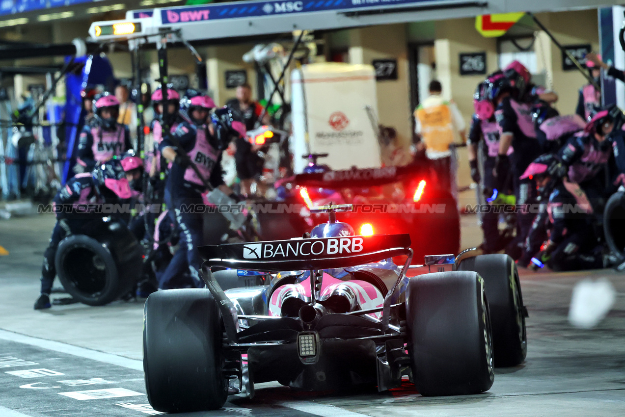 GP ABU DHABI, Franco Colapinto (ARG) Alpine F1 Team A525 makes a pit stop.

07.12.2025. Formula 1 World Championship, Rd 24, Abu Dhabi Grand Prix, Yas Marina Circuit, Abu Dhabi, Gara Day.

- www.xpbimages.com, EMail: requests@xpbimages.com © Copyright: Batchelor / XPB Images