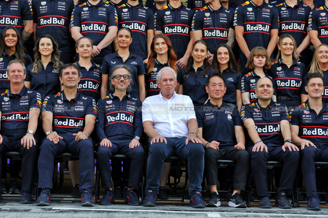 GP ABU DHABI, (L to R): Paul Monaghan (GBR) Red Bull Racing Chief Engineer; Pierre Wache (FRA) Red Bull Racing Technical Director; Laurent Mekies (FRA) Red Bull Racing Team Principal e CEO; Dr Helmut Marko (AUT) Red Bull Motorsport Consultant; Koji Watanabe (JPN) Honda Racing Corporation - HRC - President; e Gianpiero Lambiase (ITA) Red Bull Racing Head of Racing, at a team photograph.
07.12.2025. Formula 1 World Championship, Rd 24, Abu Dhabi Grand Prix, Yas Marina Circuit, Abu Dhabi, Gara Day.
- www.xpbimages.com, EMail: requests@xpbimages.com © Copyright: Moy / XPB Images