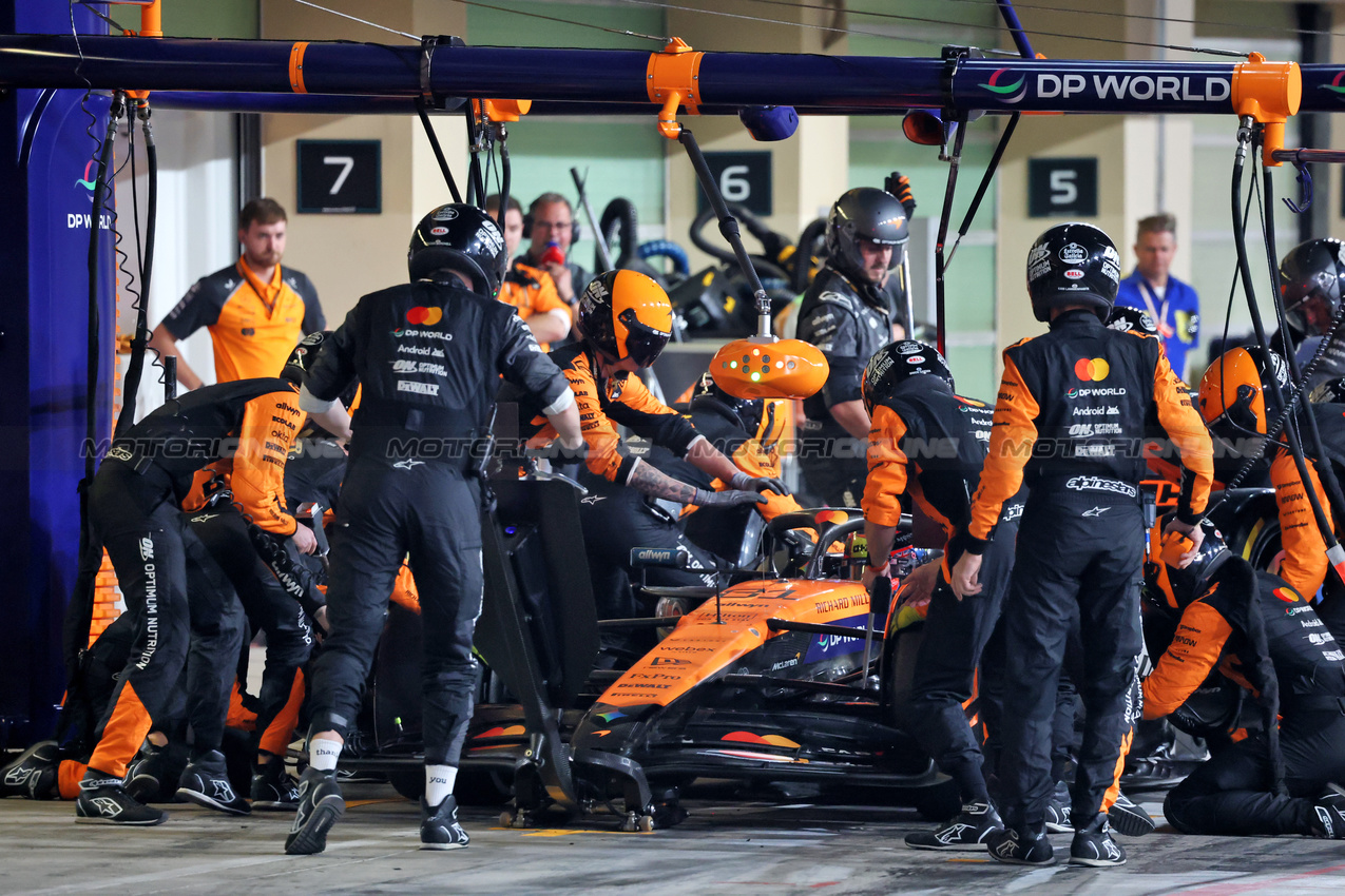 GP ABU DHABI, Oscar Piastri (AUS) McLaren MCL39 makes a pit stop.

07.12.2025. Formula 1 World Championship, Rd 24, Abu Dhabi Grand Prix, Yas Marina Circuit, Abu Dhabi, Gara Day.

- www.xpbimages.com, EMail: requests@xpbimages.com © Copyright: Batchelor / XPB Images