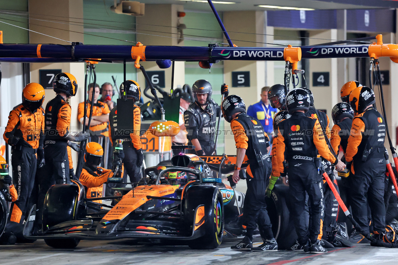 GP ABU DHABI, Oscar Piastri (AUS) McLaren MCL39 makes a pit stop.

07.12.2025. Formula 1 World Championship, Rd 24, Abu Dhabi Grand Prix, Yas Marina Circuit, Abu Dhabi, Gara Day.

- www.xpbimages.com, EMail: requests@xpbimages.com © Copyright: Batchelor / XPB Images