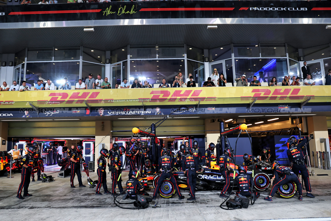 GP ABU DHABI, Yuki Tsunoda (JPN) Red Bull Racing RB21 makes a pit stop.

07.12.2025. Formula 1 World Championship, Rd 24, Abu Dhabi Grand Prix, Yas Marina Circuit, Abu Dhabi, Gara Day.

- www.xpbimages.com, EMail: requests@xpbimages.com © Copyright: Batchelor / XPB Images