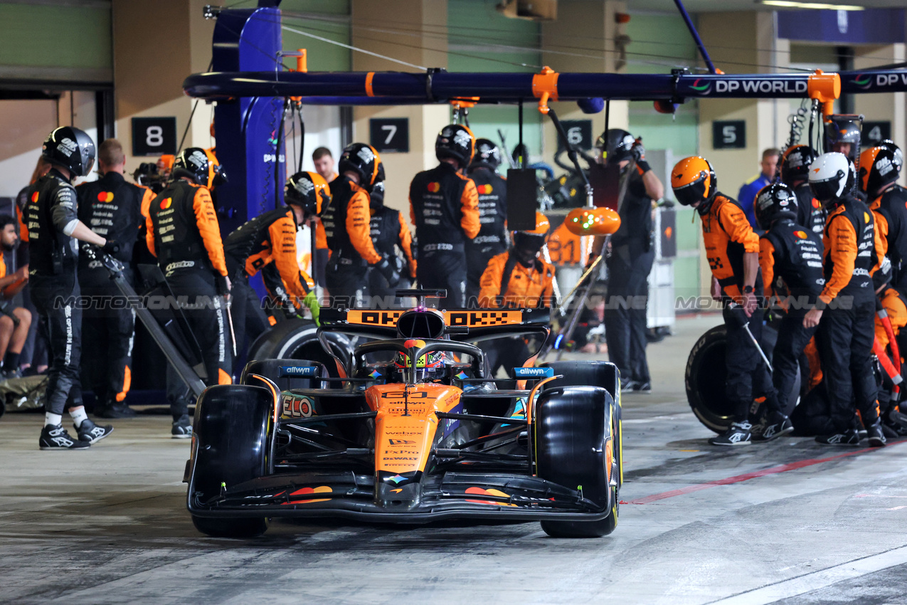 GP ABU DHABI, Oscar Piastri (AUS) McLaren MCL39 makes a pit stop.
07.12.2025. Formula 1 World Championship, Rd 24, Abu Dhabi Grand Prix, Yas Marina Circuit, Abu Dhabi, Gara Day.
- www.xpbimages.com, EMail: requests@xpbimages.com © Copyright: Batchelor / XPB Images