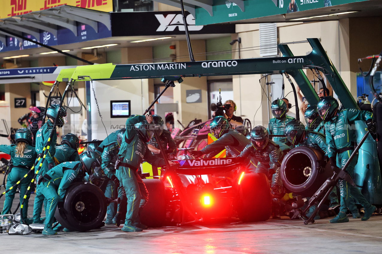 GP ABU DHABI, Lance Stroll (CDN) Aston Martin F1 Team AMR25 makes a pit stop.
07.12.2025. Formula 1 World Championship, Rd 24, Abu Dhabi Grand Prix, Yas Marina Circuit, Abu Dhabi, Gara Day.
- www.xpbimages.com, EMail: requests@xpbimages.com © Copyright: Batchelor / XPB Images