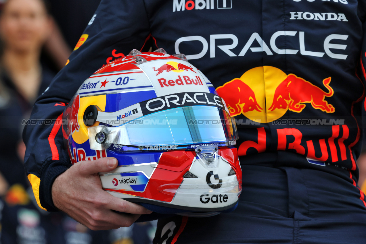 GP ABU DHABI, The helmet of Max Verstappen (NLD) Red Bull Racing at a team photograph.
07.12.2025. Formula 1 World Championship, Rd 24, Abu Dhabi Grand Prix, Yas Marina Circuit, Abu Dhabi, Gara Day.
- www.xpbimages.com, EMail: requests@xpbimages.com © Copyright: Moy / XPB Images