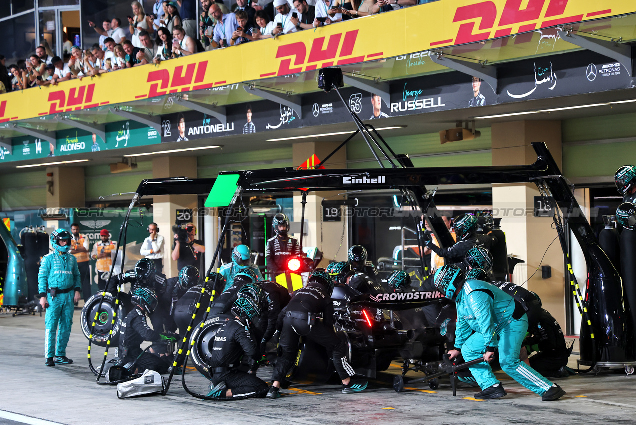 GP ABU DHABI, Andrea Kimi Antonelli (ITA) Mercedes AMG F1 W16 makes a pit stop.
07.12.2025. Formula 1 World Championship, Rd 24, Abu Dhabi Grand Prix, Yas Marina Circuit, Abu Dhabi, Gara Day.
- www.xpbimages.com, EMail: requests@xpbimages.com © Copyright: Batchelor / XPB Images