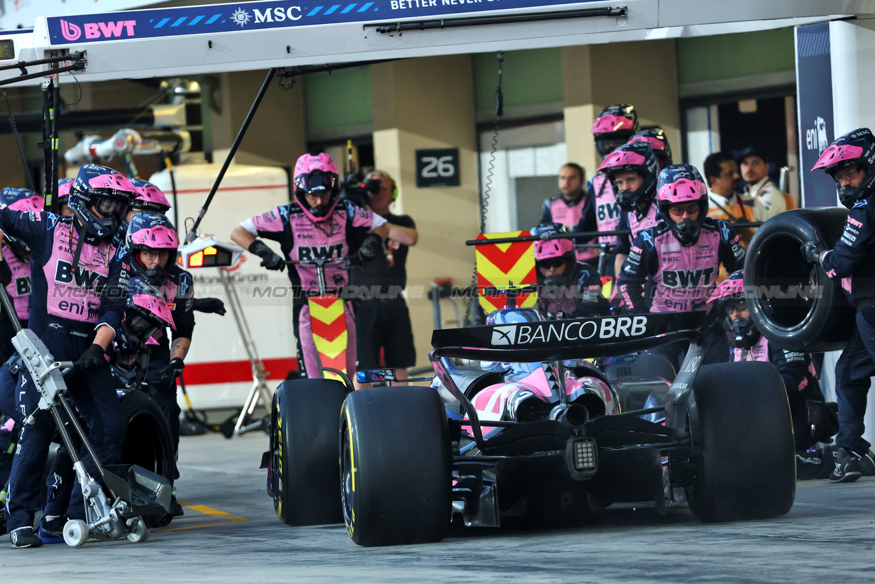 GP ABU DHABI, Franco Colapinto (ARG) Alpine F1 Team A525 makes a pit stop.

07.12.2025. Formula 1 World Championship, Rd 24, Abu Dhabi Grand Prix, Yas Marina Circuit, Abu Dhabi, Gara Day.

- www.xpbimages.com, EMail: requests@xpbimages.com © Copyright: Batchelor / XPB Images