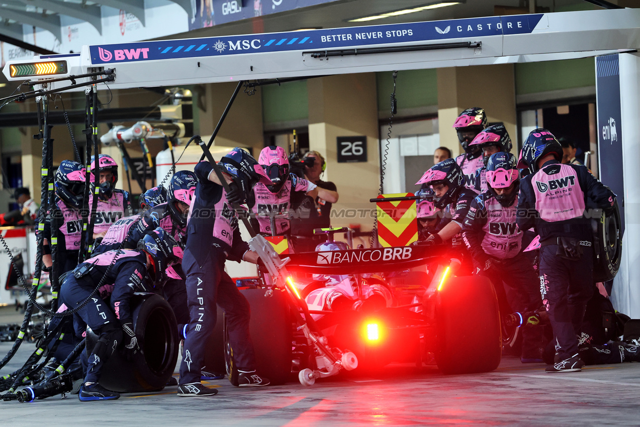 GP ABU DHABI, Franco Colapinto (ARG) Alpine F1 Team A525 makes a pit stop.
07.12.2025. Formula 1 World Championship, Rd 24, Abu Dhabi Grand Prix, Yas Marina Circuit, Abu Dhabi, Gara Day.
- www.xpbimages.com, EMail: requests@xpbimages.com © Copyright: Batchelor / XPB Images