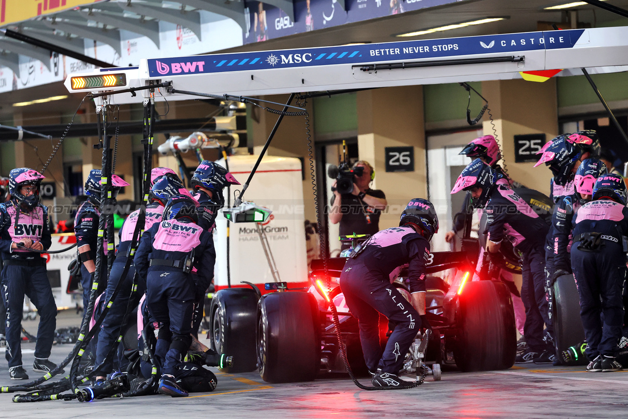 GP ABU DHABI, Franco Colapinto (ARG) Alpine F1 Team A525 makes a pit stop.
07.12.2025. Formula 1 World Championship, Rd 24, Abu Dhabi Grand Prix, Yas Marina Circuit, Abu Dhabi, Gara Day.
- www.xpbimages.com, EMail: requests@xpbimages.com © Copyright: Batchelor / XPB Images