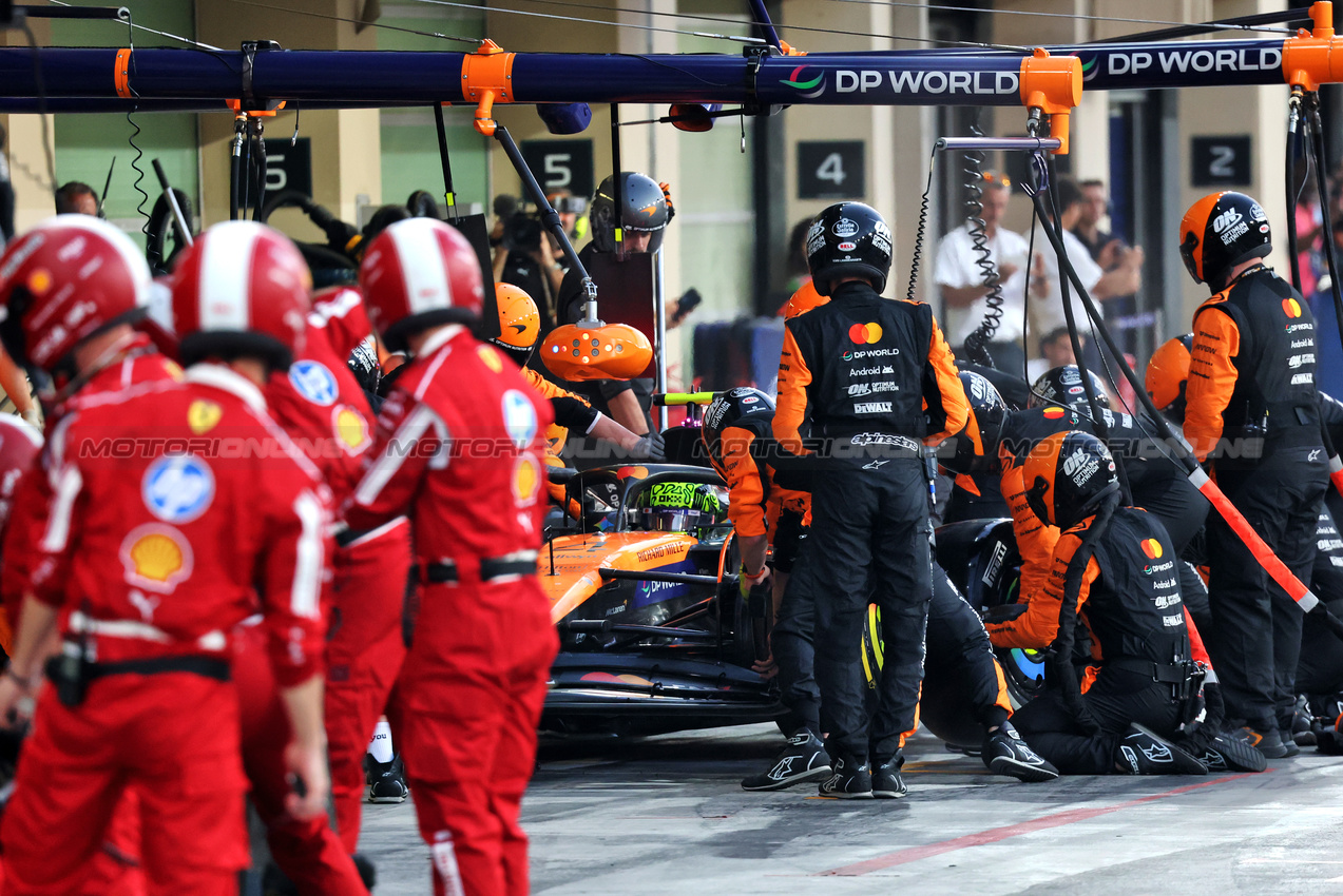 GP ABU DHABI, Lando Norris (GBR) McLaren MCL39 makes a pit stop.
07.12.2025. Formula 1 World Championship, Rd 24, Abu Dhabi Grand Prix, Yas Marina Circuit, Abu Dhabi, Gara Day.
- www.xpbimages.com, EMail: requests@xpbimages.com © Copyright: Batchelor / XPB Images