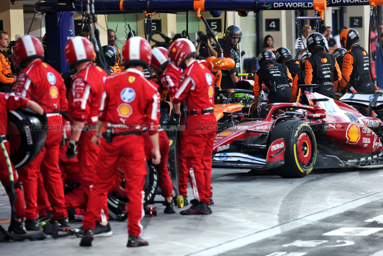 GP ABU DHABI, Lando Norris (GBR) McLaren MCL39 makes a pit stop as does Charles Leclerc (MON) Ferrari SF-25.

07.12.2025. Formula 1 World Championship, Rd 24, Abu Dhabi Grand Prix, Yas Marina Circuit, Abu Dhabi, Gara Day.

- www.xpbimages.com, EMail: requests@xpbimages.com © Copyright: Batchelor / XPB Images