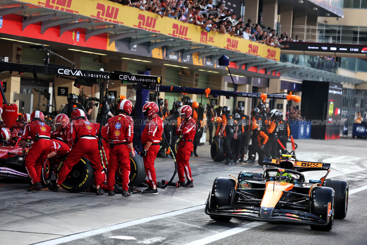 GP ABU DHABI, Lando Norris (GBR) McLaren MCL39 makes a pit stop as does Charles Leclerc (MON) Ferrari SF-25.

07.12.2025. Formula 1 World Championship, Rd 24, Abu Dhabi Grand Prix, Yas Marina Circuit, Abu Dhabi, Gara Day.

- www.xpbimages.com, EMail: requests@xpbimages.com © Copyright: Batchelor / XPB Images