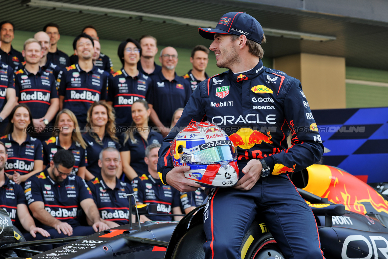 GP ABU DHABI, Max Verstappen (NLD) Red Bull Racing at a team photograph.
07.12.2025. Formula 1 World Championship, Rd 24, Abu Dhabi Grand Prix, Yas Marina Circuit, Abu Dhabi, Gara Day.
- www.xpbimages.com, EMail: requests@xpbimages.com © Copyright: Moy / XPB Images
