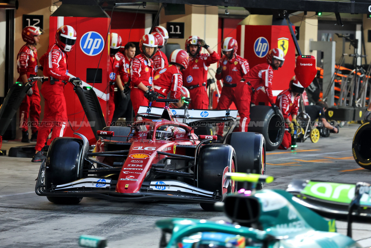 GP ABU DHABI, Charles Leclerc (MON) Ferrari SF-25 makes a pit stop.
07.12.2025. Formula 1 World Championship, Rd 24, Abu Dhabi Grand Prix, Yas Marina Circuit, Abu Dhabi, Gara Day.
- www.xpbimages.com, EMail: requests@xpbimages.com © Copyright: Batchelor / XPB Images