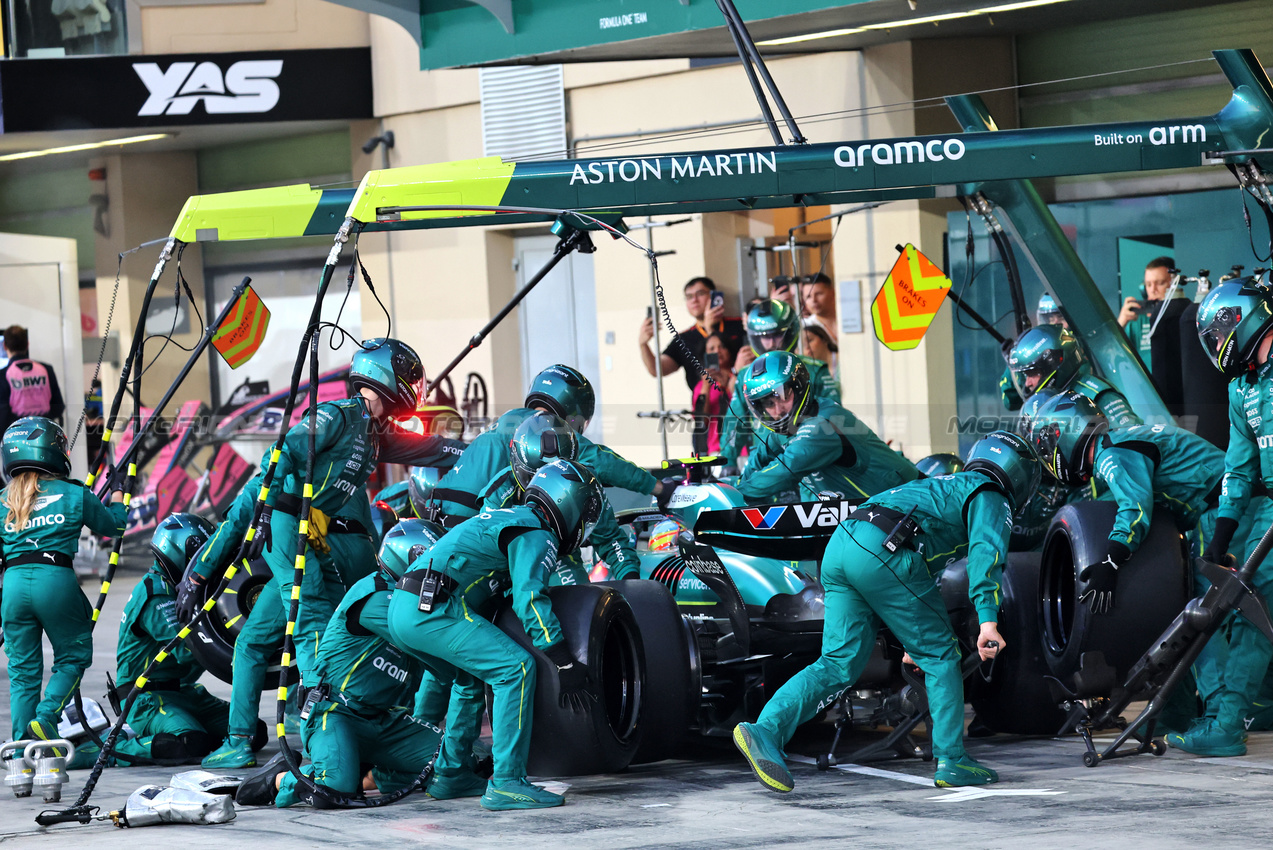 GP ABU DHABI, Fernando Alonso (ESP) Aston Martin F1 Team AMR25 makes a pit stop.

07.12.2025. Formula 1 World Championship, Rd 24, Abu Dhabi Grand Prix, Yas Marina Circuit, Abu Dhabi, Gara Day.

- www.xpbimages.com, EMail: requests@xpbimages.com © Copyright: Batchelor / XPB Images