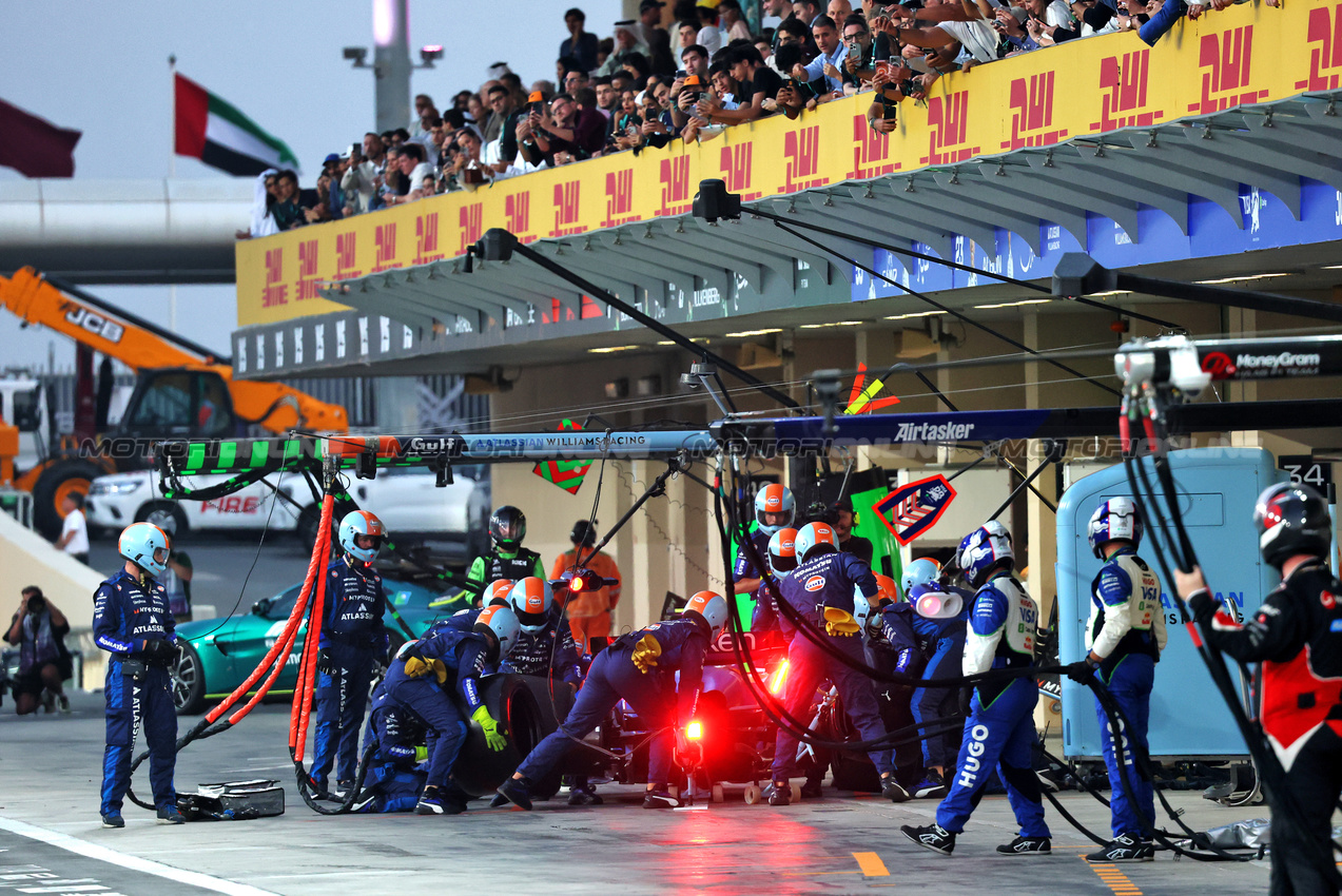 GP ABU DHABI, Carlos Sainz (ESP) Atlassian Williams Racing FW47 amapi.

07.12.2025. Formula 1 World Championship, Rd 24, Abu Dhabi Grand Prix, Yas Marina Circuit, Abu Dhabi, Gara Day.

- www.xpbimages.com, EMail: requests@xpbimages.com © Copyright: Batchelor / XPB Images