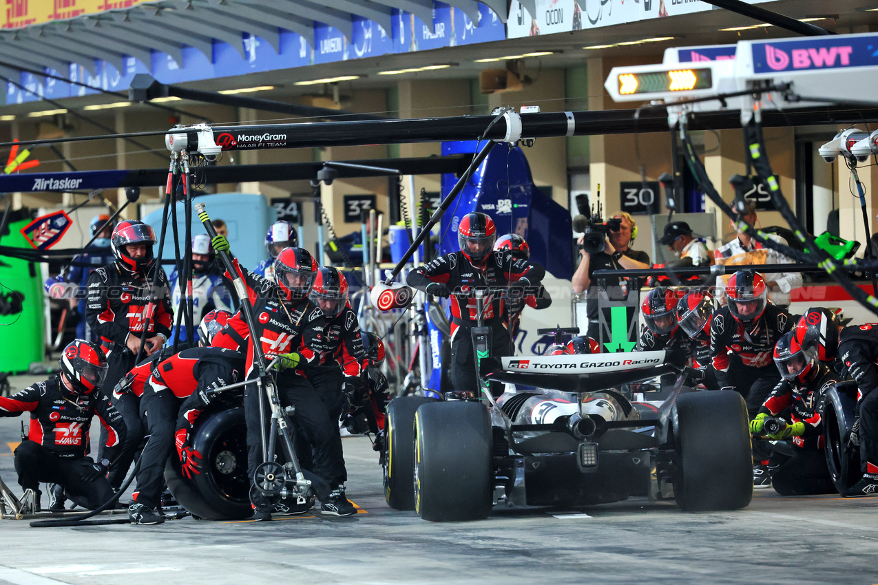 GP ABU DHABI, Esteban Ocon (FRA) Haas VF-25 makes a pit stop.
07.12.2025. Formula 1 World Championship, Rd 24, Abu Dhabi Grand Prix, Yas Marina Circuit, Abu Dhabi, Gara Day.
- www.xpbimages.com, EMail: requests@xpbimages.com © Copyright: Batchelor / XPB Images