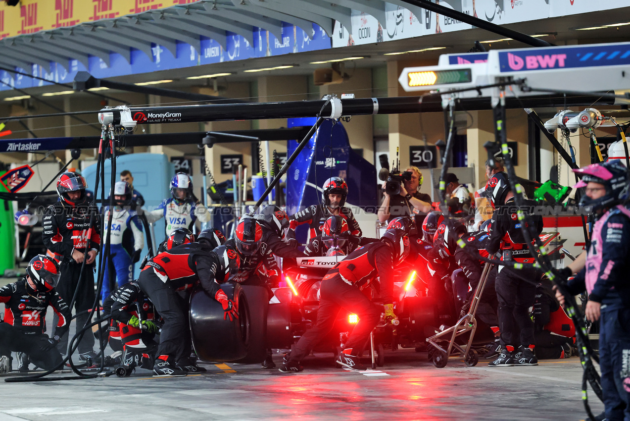 GP ABU DHABI, Esteban Ocon (FRA) Haas VF-25 makes a pit stop.

07.12.2025. Formula 1 World Championship, Rd 24, Abu Dhabi Grand Prix, Yas Marina Circuit, Abu Dhabi, Gara Day.

- www.xpbimages.com, EMail: requests@xpbimages.com © Copyright: Batchelor / XPB Images