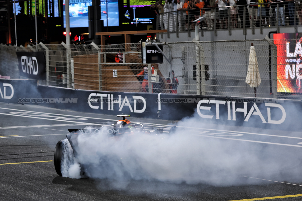 GP ABU DHABI, Third placed Lando Norris (GBR) McLaren MCL39 celebrates winning the World Championship with doughnuts at the end of the race.

07.12.2025. Formula 1 World Championship, Rd 24, Abu Dhabi Grand Prix, Yas Marina Circuit, Abu Dhabi, Gara Day.

- www.xpbimages.com, EMail: requests@xpbimages.com © Copyright: Batchelor / XPB Images