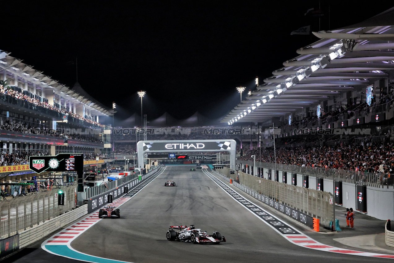 GP ABU DHABI, Esteban Ocon (FRA) Haas VF-25.

07.12.2025. Formula 1 World Championship, Rd 24, Abu Dhabi Grand Prix, Yas Marina Circuit, Abu Dhabi, Gara Day.

- www.xpbimages.com, EMail: requests@xpbimages.com © Copyright: Charniaux / XPB Images