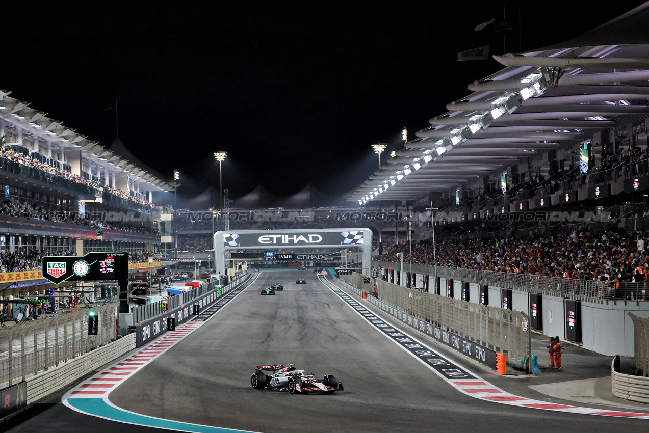 GP ABU DHABI, Oliver Bearman (GBR) Haas VF-25.

07.12.2025. Formula 1 World Championship, Rd 24, Abu Dhabi Grand Prix, Yas Marina Circuit, Abu Dhabi, Gara Day.

- www.xpbimages.com, EMail: requests@xpbimages.com © Copyright: Charniaux / XPB Images