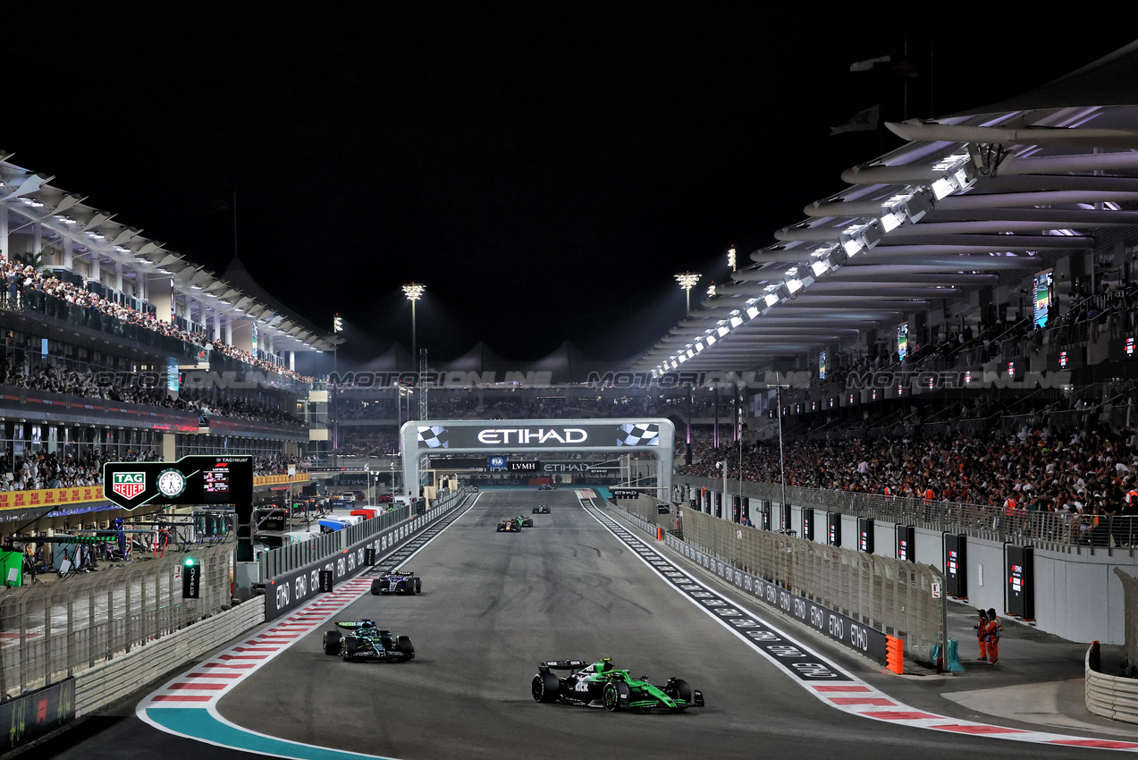 GP ABU DHABI, Gabriel Bortoleto (BRA) Sauber C45.
07.12.2025. Formula 1 World Championship, Rd 24, Abu Dhabi Grand Prix, Yas Marina Circuit, Abu Dhabi, Gara Day.
- www.xpbimages.com, EMail: requests@xpbimages.com © Copyright: Charniaux / XPB Images