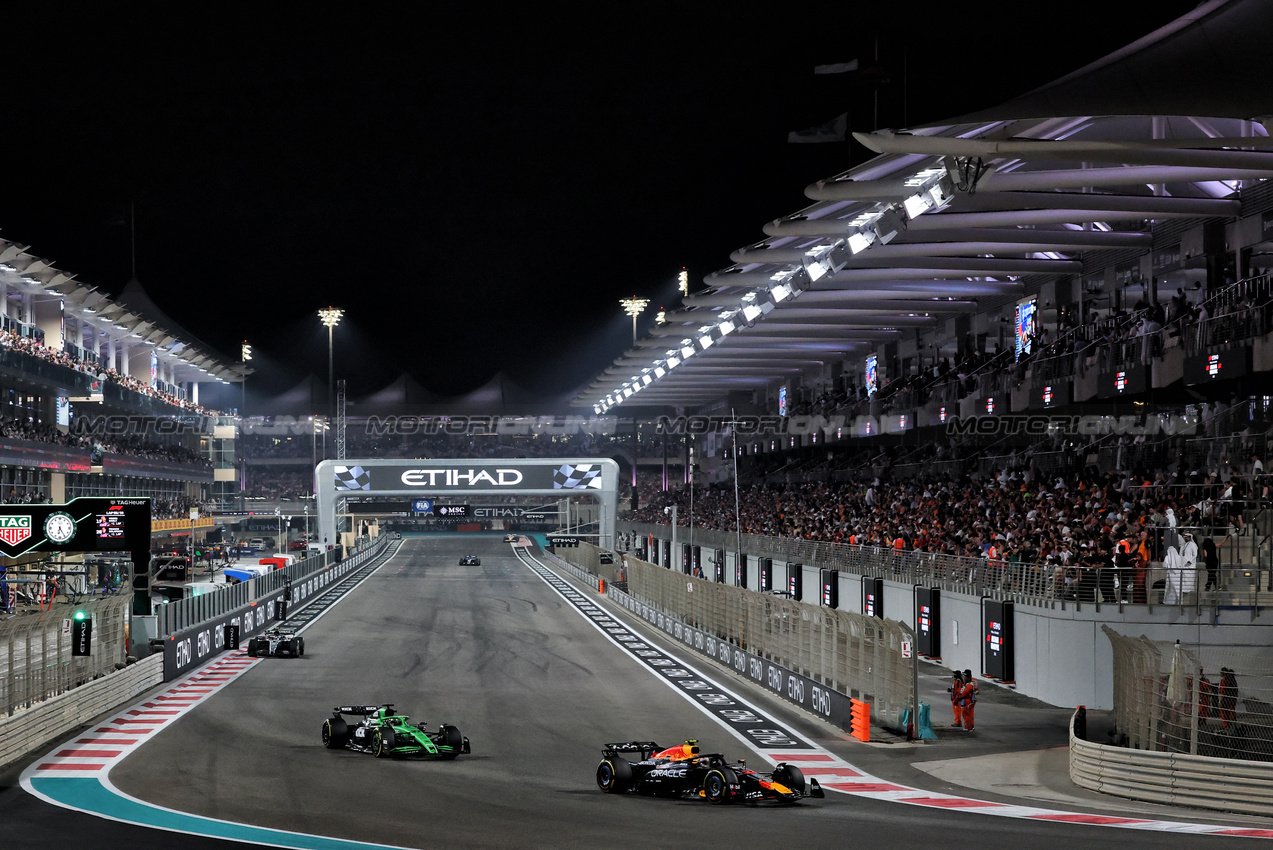 GP ABU DHABI, Yuki Tsunoda (JPN) Red Bull Racing RB21.

07.12.2025. Formula 1 World Championship, Rd 24, Abu Dhabi Grand Prix, Yas Marina Circuit, Abu Dhabi, Gara Day.

- www.xpbimages.com, EMail: requests@xpbimages.com © Copyright: Charniaux / XPB Images