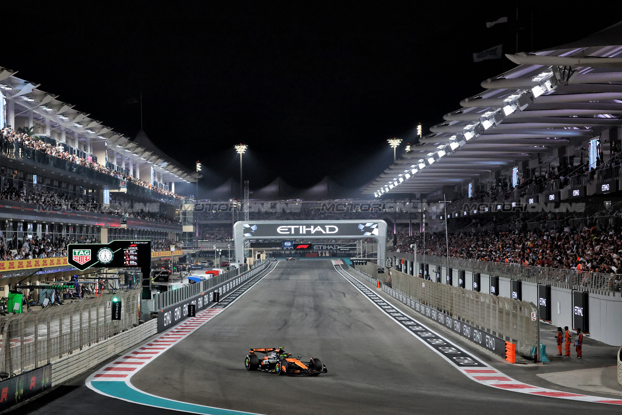 GP ABU DHABI, Lando Norris (GBR) McLaren MCL39.

07.12.2025. Formula 1 World Championship, Rd 24, Abu Dhabi Grand Prix, Yas Marina Circuit, Abu Dhabi, Gara Day.

- www.xpbimages.com, EMail: requests@xpbimages.com © Copyright: Charniaux / XPB Images