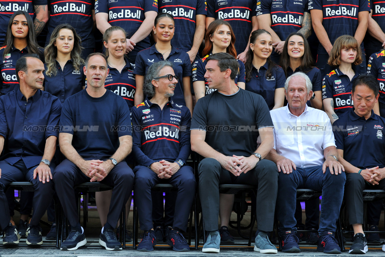 GP ABU DHABI, (L to R): Ahmet Mercan, Red Bull Global Head of Motorsports; Oliver Mintzlaff (GER) Red Bull Managing Director; Laurent Mekies (FRA) Red Bull Racing Team Principal e CEO; Mark Mateschitz (AUT) Red Bull Co-Owner; Dr Helmut Marko (AUT) Red Bull Motorsport Consultant; e Koji Watanabe (JPN) Honda Racing Corporation - HRC - President, at a team photograph.
07.12.2025. Formula 1 World Championship, Rd 24, Abu Dhabi Grand Prix, Yas Marina Circuit, Abu Dhabi, Gara Day.
- www.xpbimages.com, EMail: requests@xpbimages.com © Copyright: Moy / XPB Images