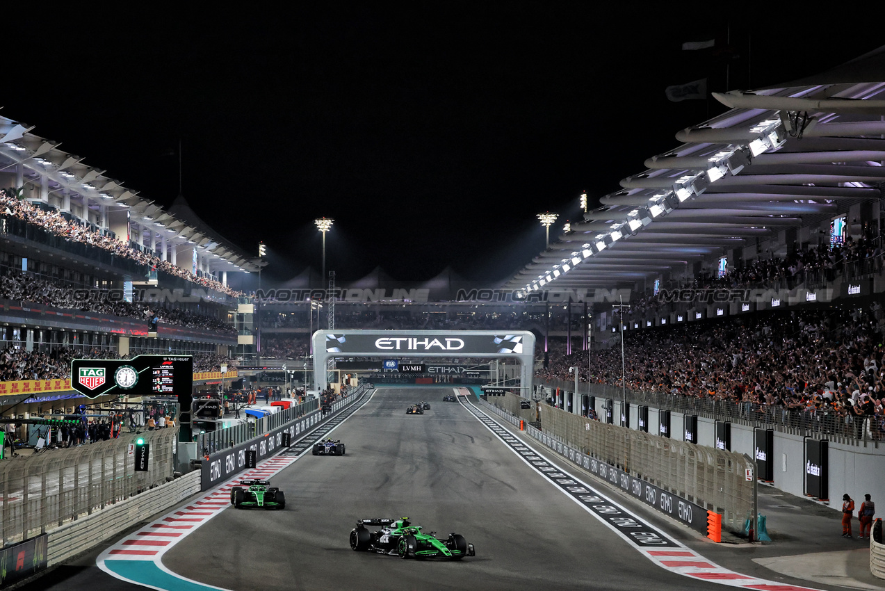 GP ABU DHABI, Gabriel Bortoleto (BRA) Sauber C45.

07.12.2025. Formula 1 World Championship, Rd 24, Abu Dhabi Grand Prix, Yas Marina Circuit, Abu Dhabi, Gara Day.

- www.xpbimages.com, EMail: requests@xpbimages.com © Copyright: Charniaux / XPB Images