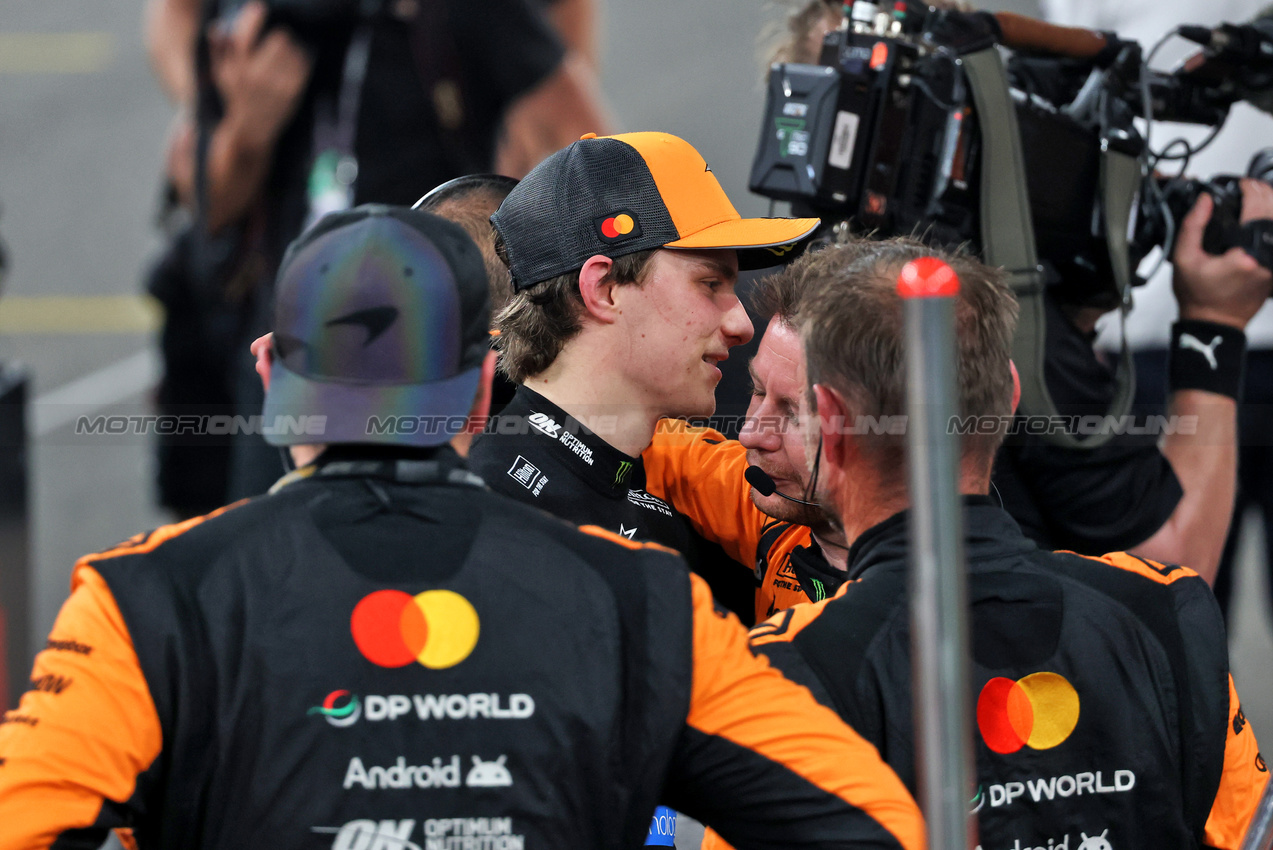 GP ABU DHABI, Oscar Piastri (AUS) McLaren in parc ferme.

07.12.2025. Formula 1 World Championship, Rd 24, Abu Dhabi Grand Prix, Yas Marina Circuit, Abu Dhabi, Gara Day.

- www.xpbimages.com, EMail: requests@xpbimages.com © Copyright: Batchelor / XPB Images
