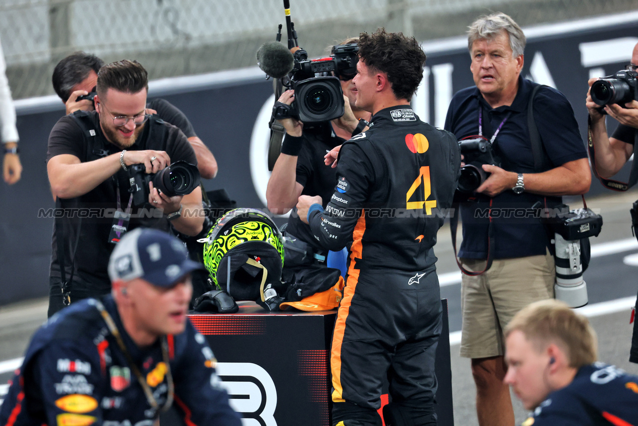 GP ABU DHABI, Third placed World Champion Lando Norris (GBR) McLaren celebrates in parc ferme.
07.12.2025. Formula 1 World Championship, Rd 24, Abu Dhabi Grand Prix, Yas Marina Circuit, Abu Dhabi, Gara Day.
- www.xpbimages.com, EMail: requests@xpbimages.com © Copyright: Batchelor / XPB Images
