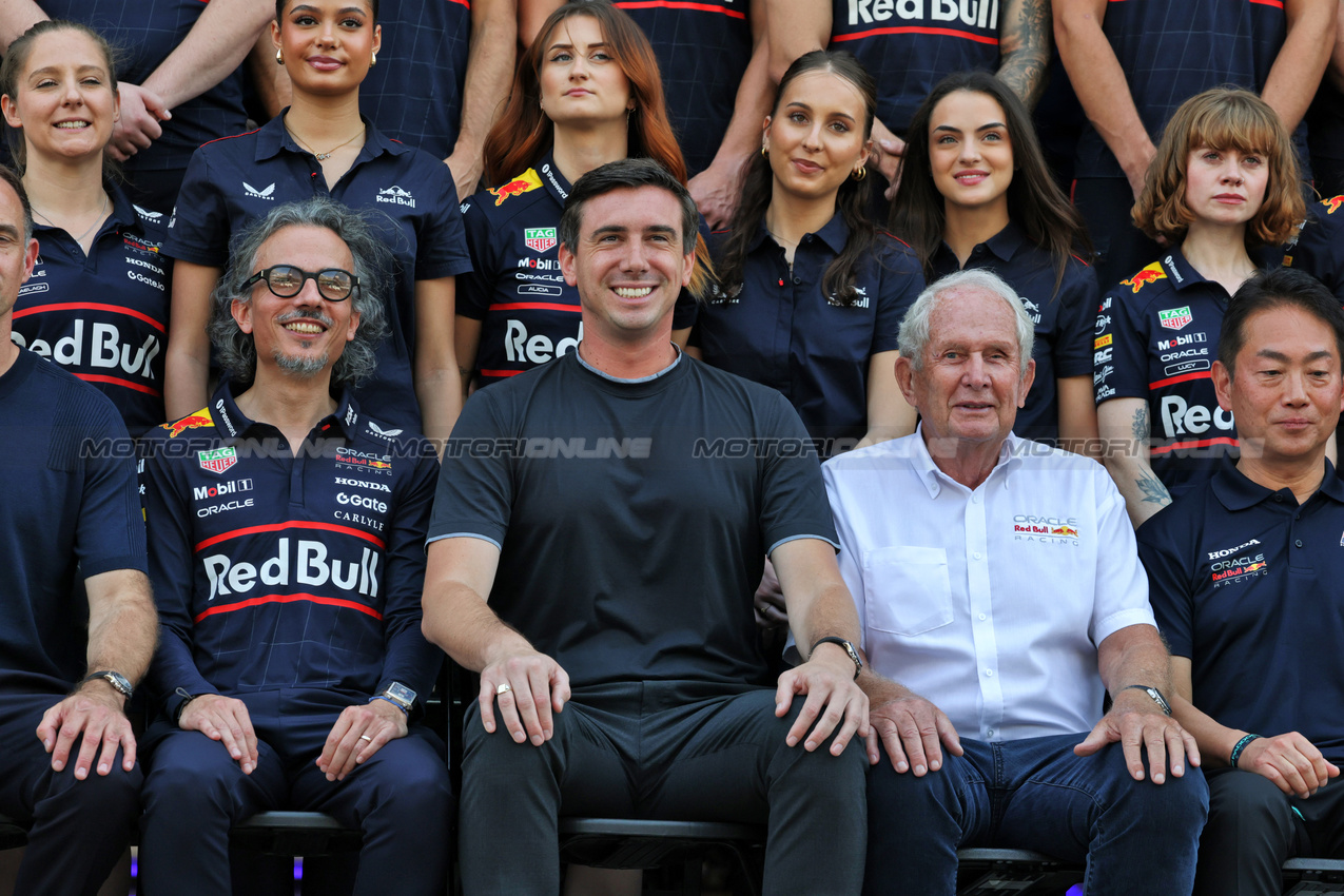 GP ABU DHABI, (L to R): Laurent Mekies (FRA) Red Bull Racing Team Principal e CEO; Mark Mateschitz (AUT) Red Bull Co-Owner; Dr Helmut Marko (AUT) Red Bull Motorsport Consultant; e Koji Watanabe (JPN) Honda Racing Corporation - HRC - President, at a team photograph.

07.12.2025. Formula 1 World Championship, Rd 24, Abu Dhabi Grand Prix, Yas Marina Circuit, Abu Dhabi, Gara Day.

- www.xpbimages.com, EMail: requests@xpbimages.com © Copyright: Moy / XPB Images