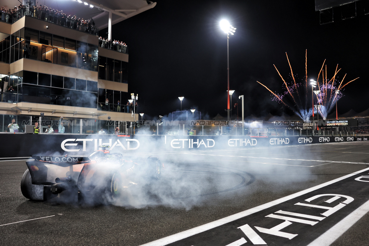 GP ABU DHABI, Third placed World Champion Lando Norris (GBR) McLaren MCL39 celebrates with doughnuts at the end of the race.

07.12.2025. Formula 1 World Championship, Rd 24, Abu Dhabi Grand Prix, Yas Marina Circuit, Abu Dhabi, Gara Day.

- www.xpbimages.com, EMail: requests@xpbimages.com © Copyright: Bearne / XPB Images