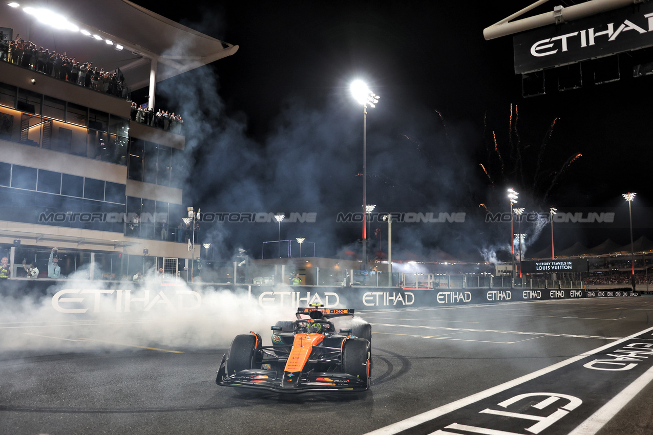 GP ABU DHABI, Third placed World Champion Lando Norris (GBR) McLaren MCL39 celebrates with doughnuts at the end of the race.

07.12.2025. Formula 1 World Championship, Rd 24, Abu Dhabi Grand Prix, Yas Marina Circuit, Abu Dhabi, Gara Day.

- www.xpbimages.com, EMail: requests@xpbimages.com © Copyright: Bearne / XPB Images