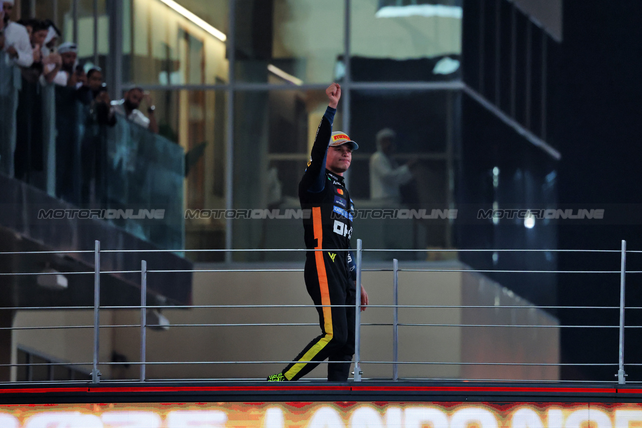 GP ABU DHABI, Gara winner e World Champion Lando Norris (GBR) McLaren celebrates on the podium.

07.12.2025. Formula 1 World Championship, Rd 24, Abu Dhabi Grand Prix, Yas Marina Circuit, Abu Dhabi, Gara Day.

- www.xpbimages.com, EMail: requests@xpbimages.com © Copyright: Charniaux / XPB Images