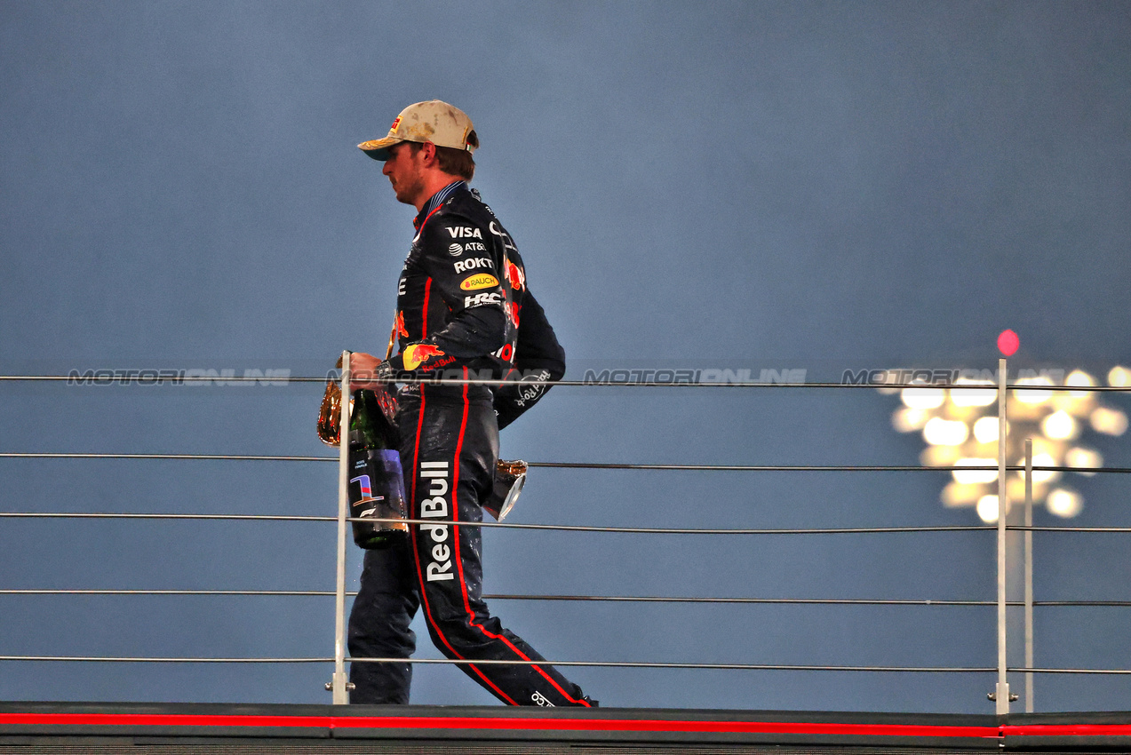 GP ABU DHABI, Gara winner Max Verstappen (NLD) Red Bull Racing on the podium.

07.12.2025. Formula 1 World Championship, Rd 24, Abu Dhabi Grand Prix, Yas Marina Circuit, Abu Dhabi, Gara Day.

- www.xpbimages.com, EMail: requests@xpbimages.com © Copyright: Charniaux / XPB Images
