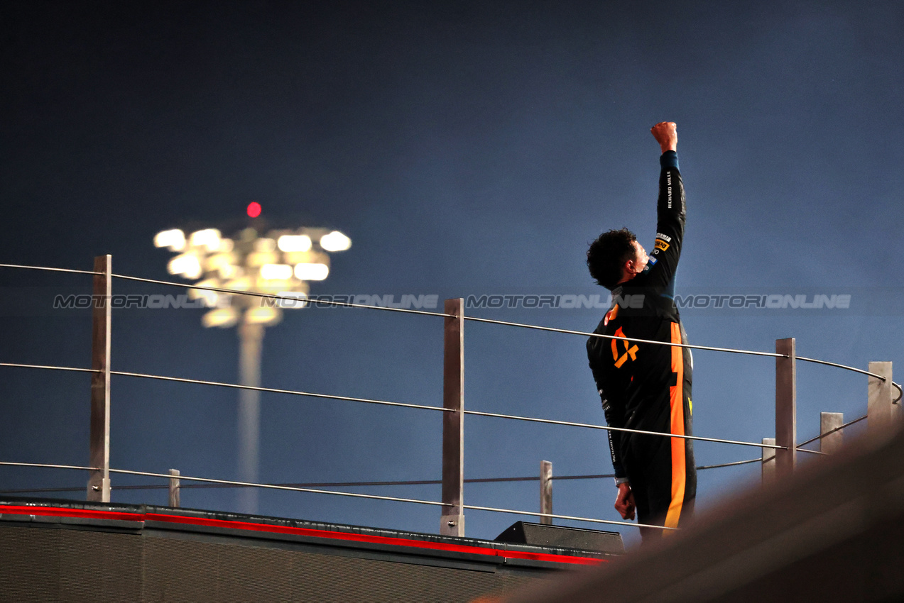GP ABU DHABI, Gara winner e World Champion Lando Norris (GBR) McLaren celebrates on the podium.
07.12.2025. Formula 1 World Championship, Rd 24, Abu Dhabi Grand Prix, Yas Marina Circuit, Abu Dhabi, Gara Day.
- www.xpbimages.com, EMail: requests@xpbimages.com © Copyright: Charniaux / XPB Images