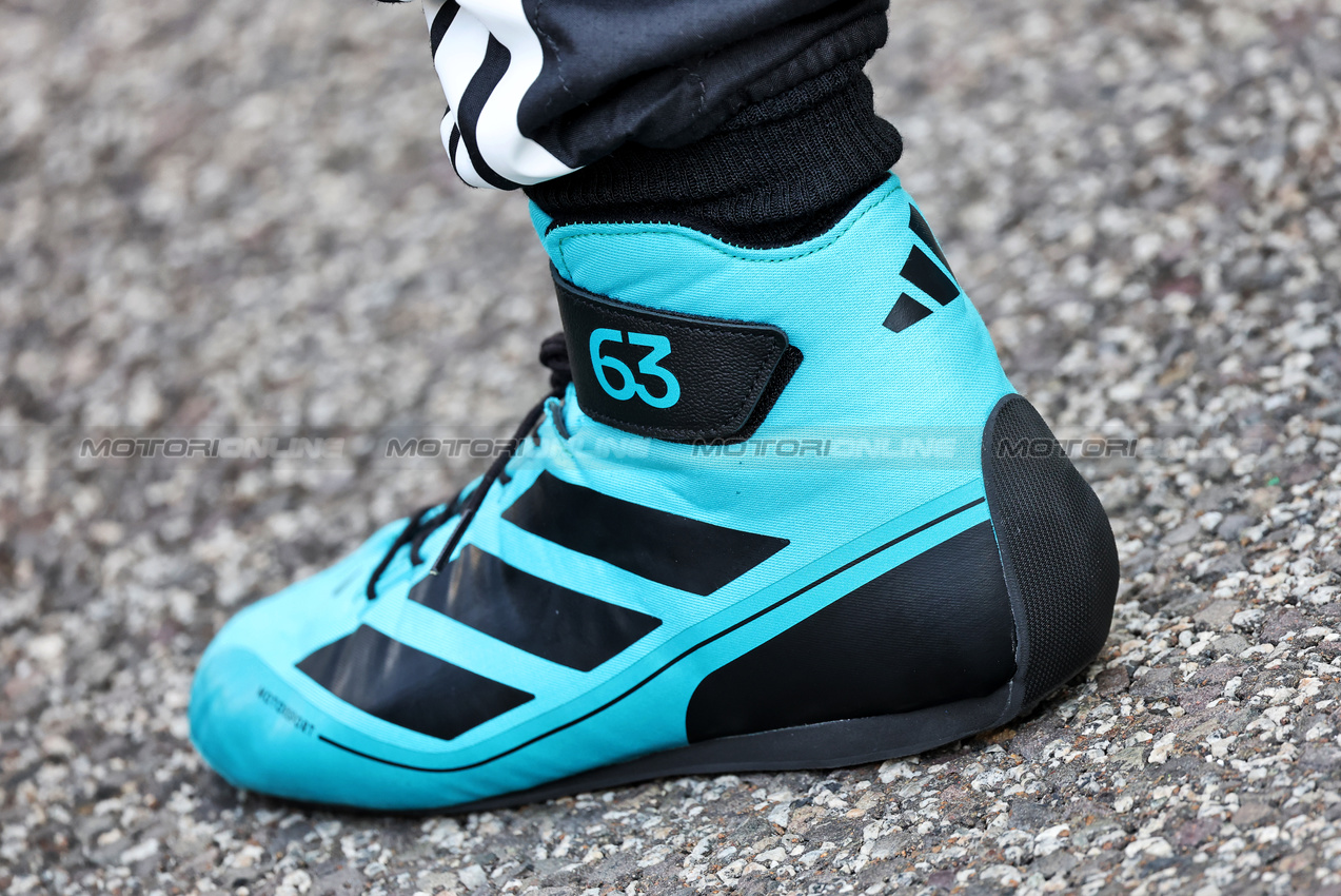 GP ABU DHABI, George Russell (GBR) Mercedes AMG F1 - racing boot - at a team photograph.
07.12.2025. Formula 1 World Championship, Rd 24, Abu Dhabi Grand Prix, Yas Marina Circuit, Abu Dhabi, Gara Day.
- www.xpbimages.com, EMail: requests@xpbimages.com © Copyright: Charniaux / XPB Images