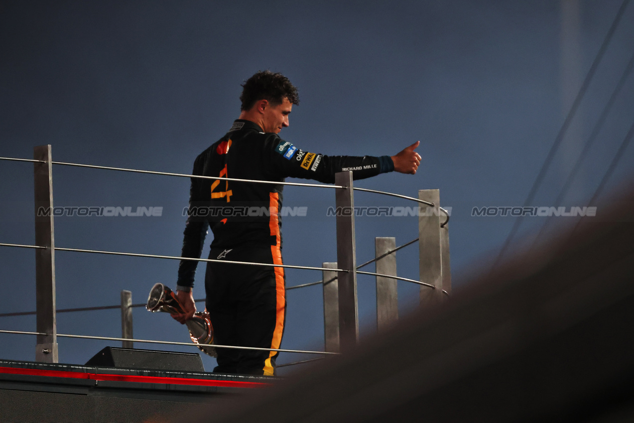GP ABU DHABI, Third placed World Champion Lando Norris (GBR) McLaren celebrates on the podium.
07.12.2025. Formula 1 World Championship, Rd 24, Abu Dhabi Grand Prix, Yas Marina Circuit, Abu Dhabi, Gara Day.
- www.xpbimages.com, EMail: requests@xpbimages.com © Copyright: Charniaux / XPB Images