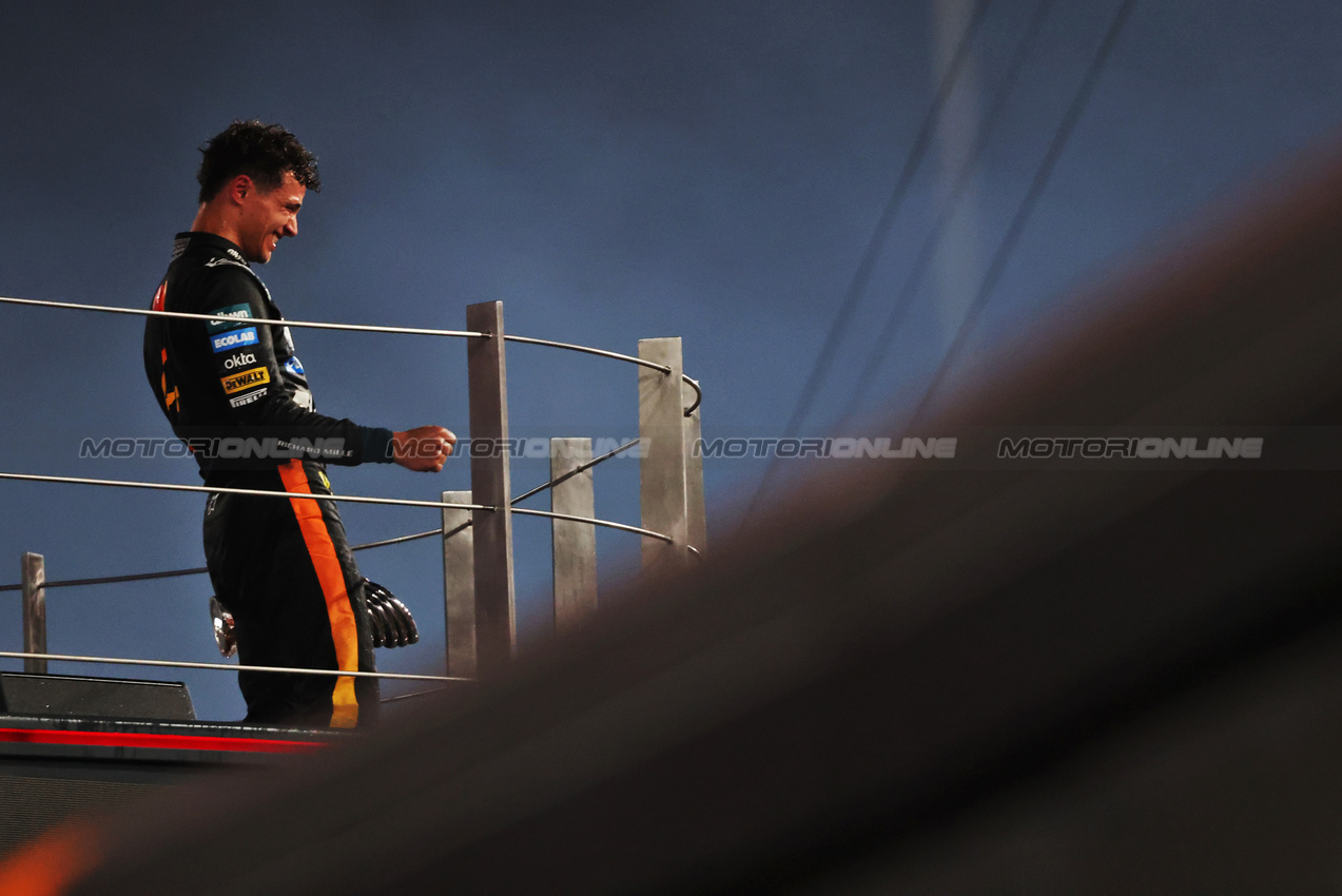 GP ABU DHABI, Third placed World Champion Lando Norris (GBR) McLaren celebrates on the podium.
07.12.2025. Formula 1 World Championship, Rd 24, Abu Dhabi Grand Prix, Yas Marina Circuit, Abu Dhabi, Gara Day.
- www.xpbimages.com, EMail: requests@xpbimages.com © Copyright: Charniaux / XPB Images